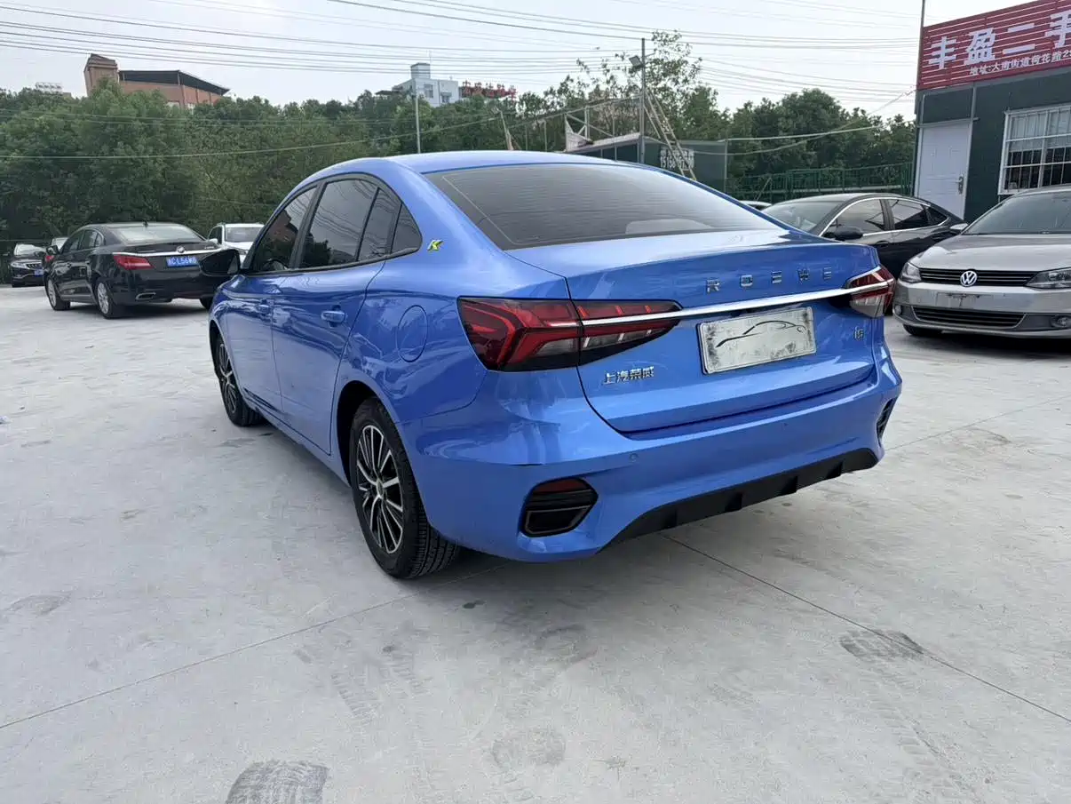 Фото 21 - Roewe i5