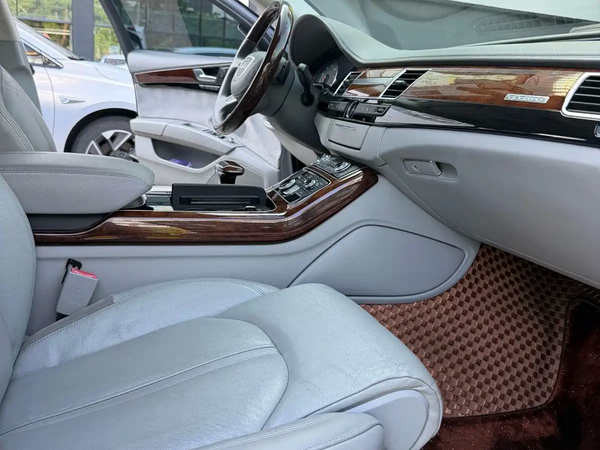 Photo 6 - Audi A8