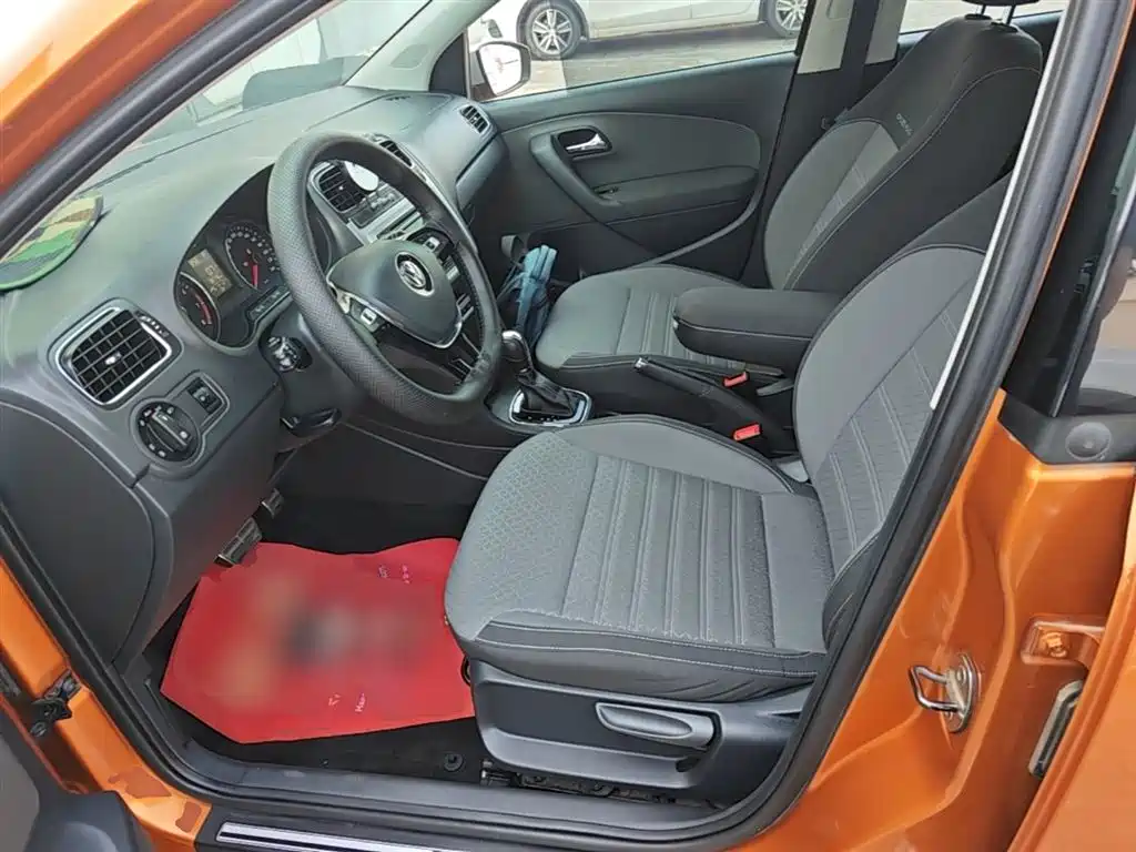 Volkswagen Polo 2014 1.6L Cross Polo Automatic фото 15