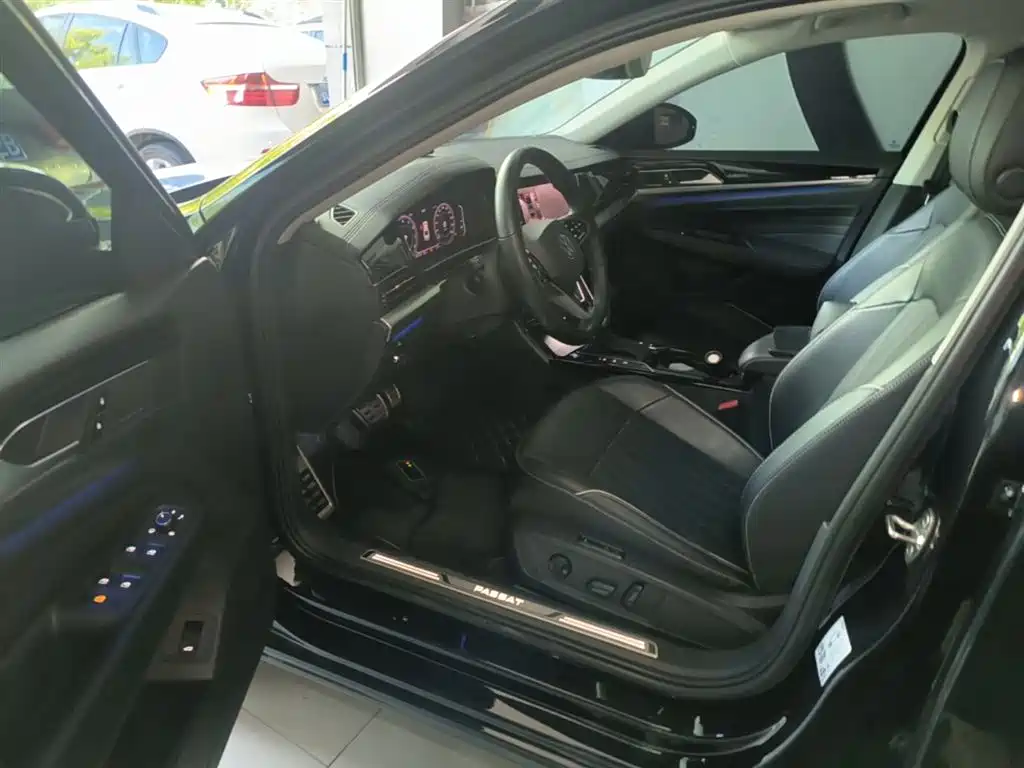Volkswagen Passat 2022 330TSI Luxury Edition фото 16
