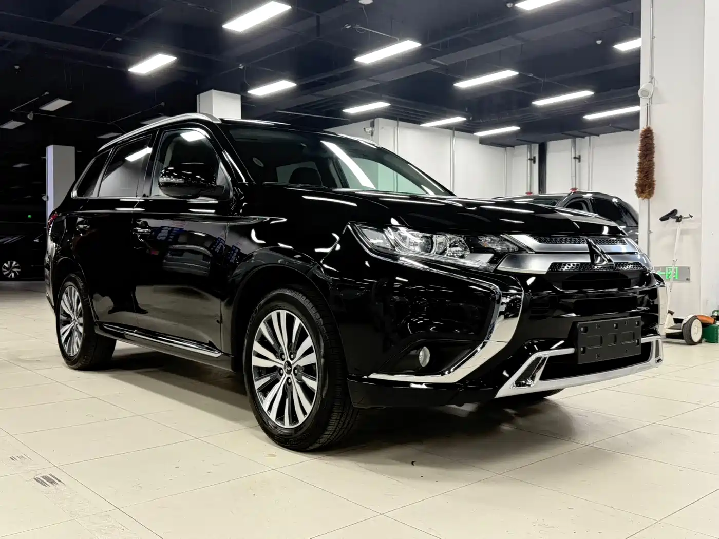 Mitsubishi Outlander 2021 Facelift 2.0L 2WD Premium Edition 5-Seater фото 4