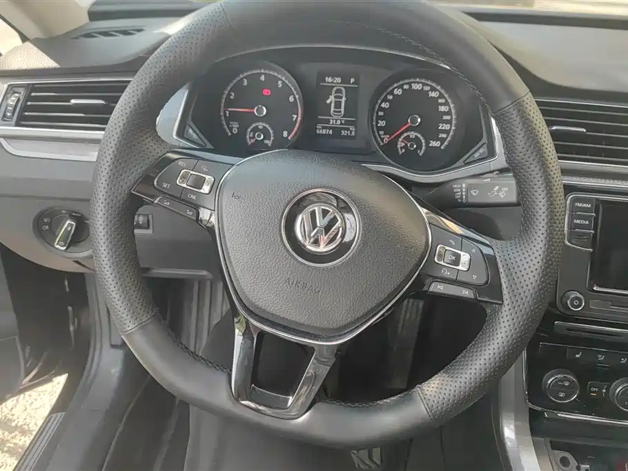 Volkswagen Passat 2017 330TSI DSG Prestige фото 15