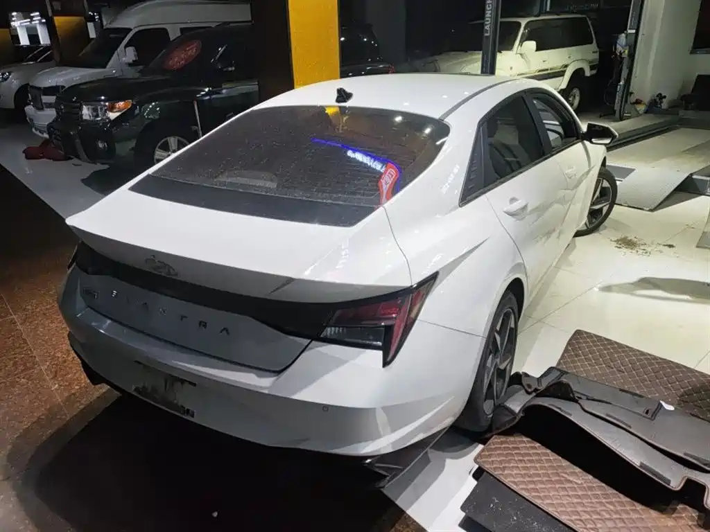 Hyundai Elantra 2022 1.5L CVT LUX Premium Edition фото 2