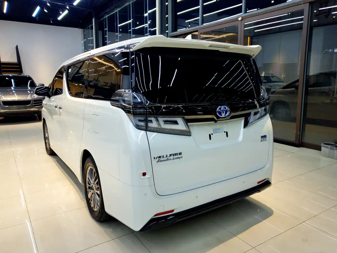 Toyota Vellfire 2021 Crown Hybrid 2.5L HV Premium Edition фото 4