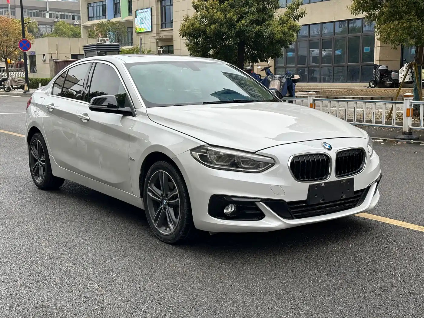 BMW 1 Series 2018 118i Sport Edition фото 3