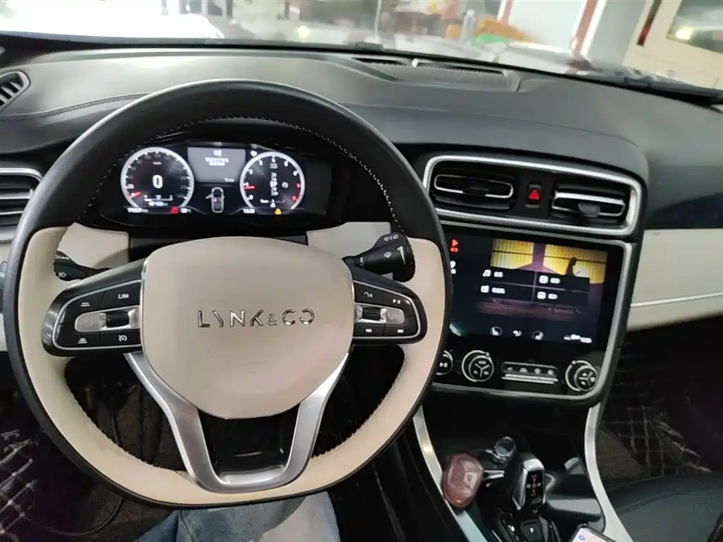 Lynk & Co 01 2017 2.0T 2WD Pro Shine Edition фото 10