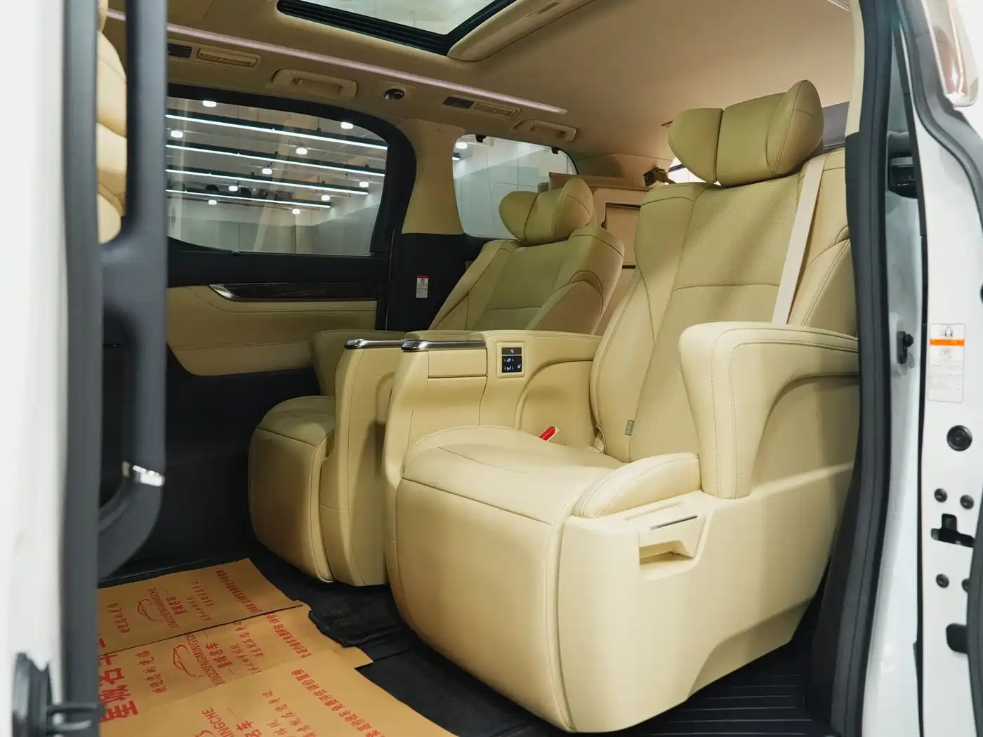 Toyota Alphard 2021 Hybrid 2.5L Luxury фото 14