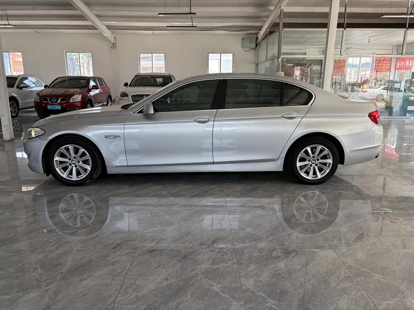 BMW 5 Series 2011 523Li Leading фото 3