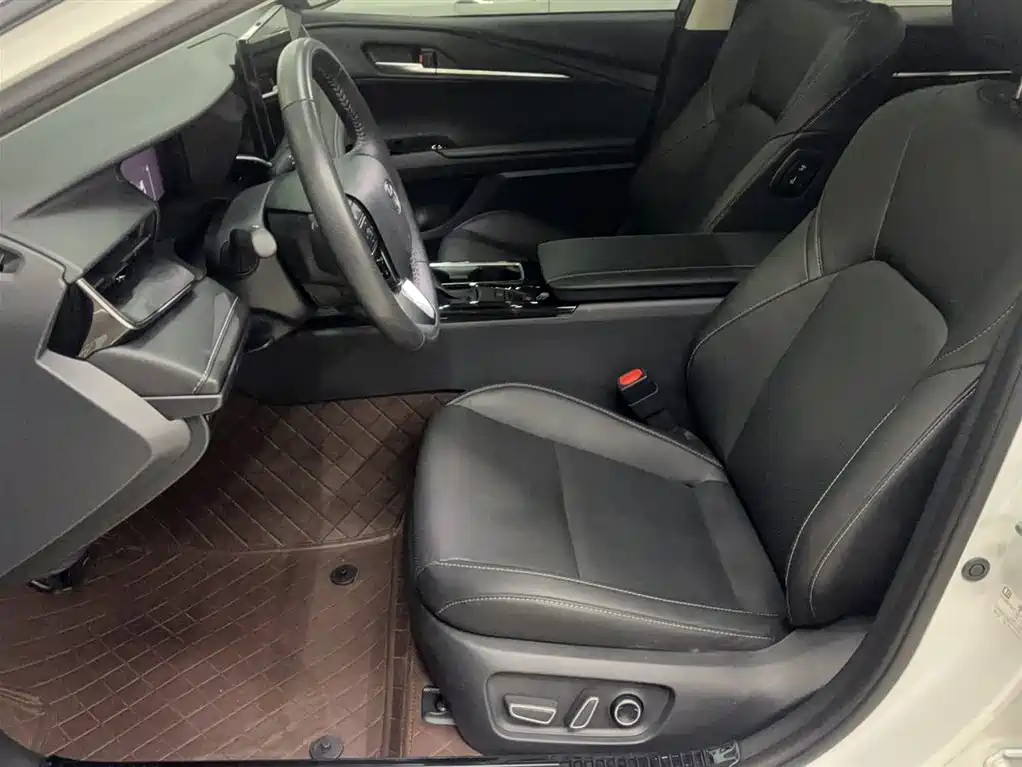 Toyota Camry 2024 2.0GVP Luxury Edition фото 11