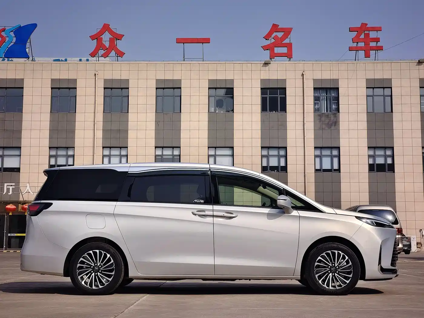 BUICK GL8 NEW ENERGY