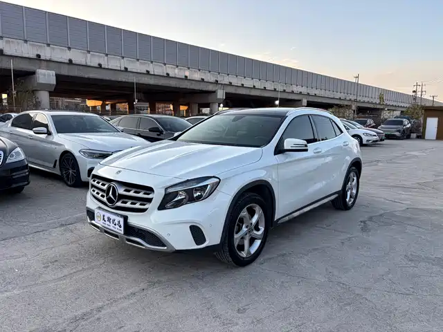 MERCEDES-BENZ GLA