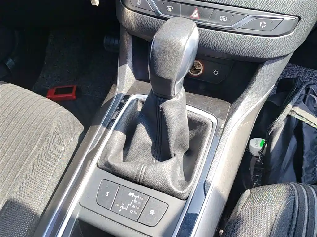 Peugeot 408 2015 Model 1.2T Automatic Luxury Edition фото 14