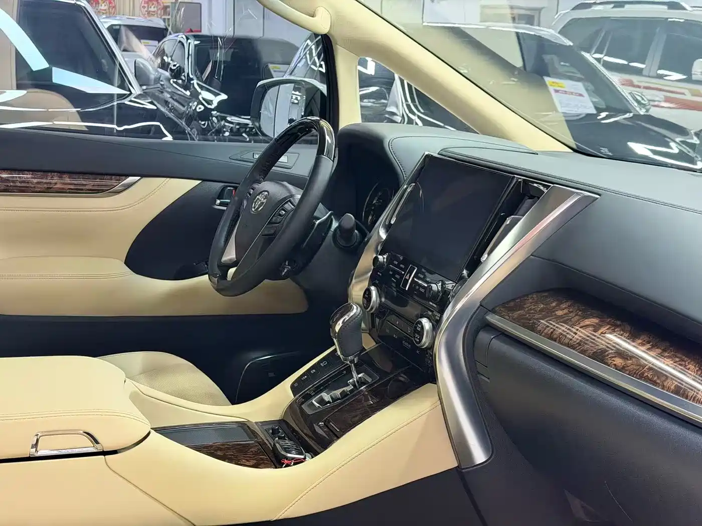 Toyota Alphard 2020 Hybrid 2.5L Luxury Edition фото 10
