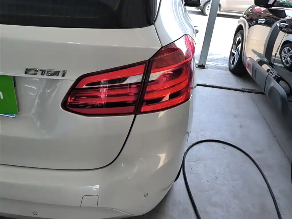 BMW 2 Series Touring 2016 218i Leading фото 8