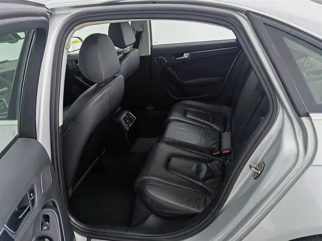 Audi A4L 2010 2.0 TFSI Technology фото 15