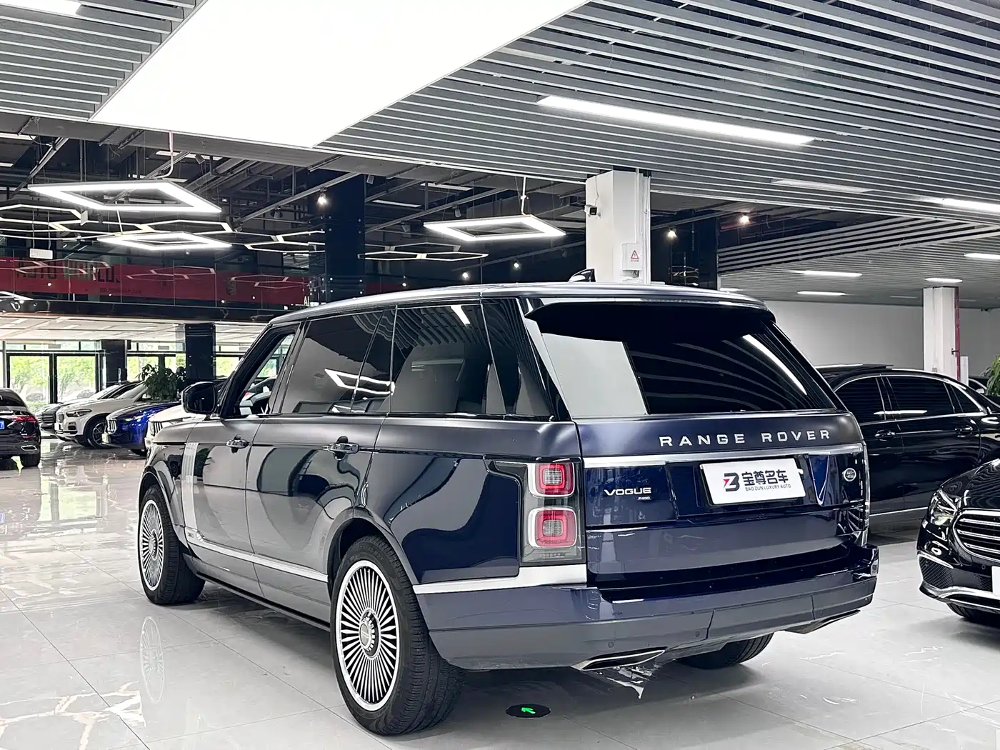 Land Rover Range Rover 2020 3.0 L6 Heritage Extended Edition фото 23