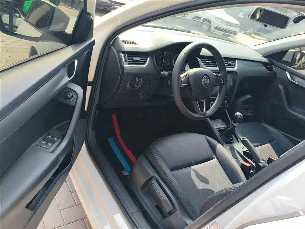 Škoda Octavia 2017 Classic 1.6L Manual Comfort фото 12
