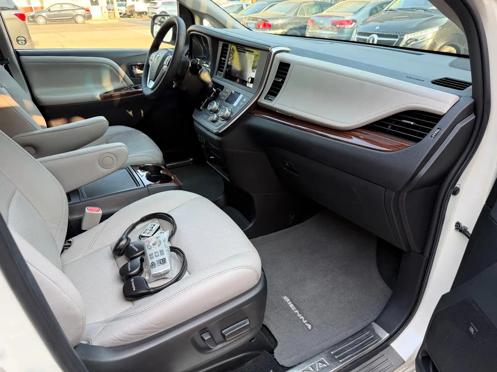 Photo 15 - Toyota Sienna