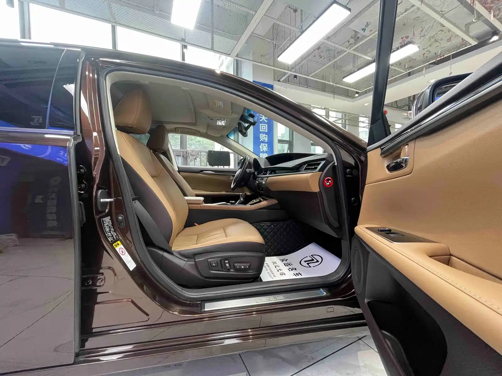 Фото 10 - Lexus ES