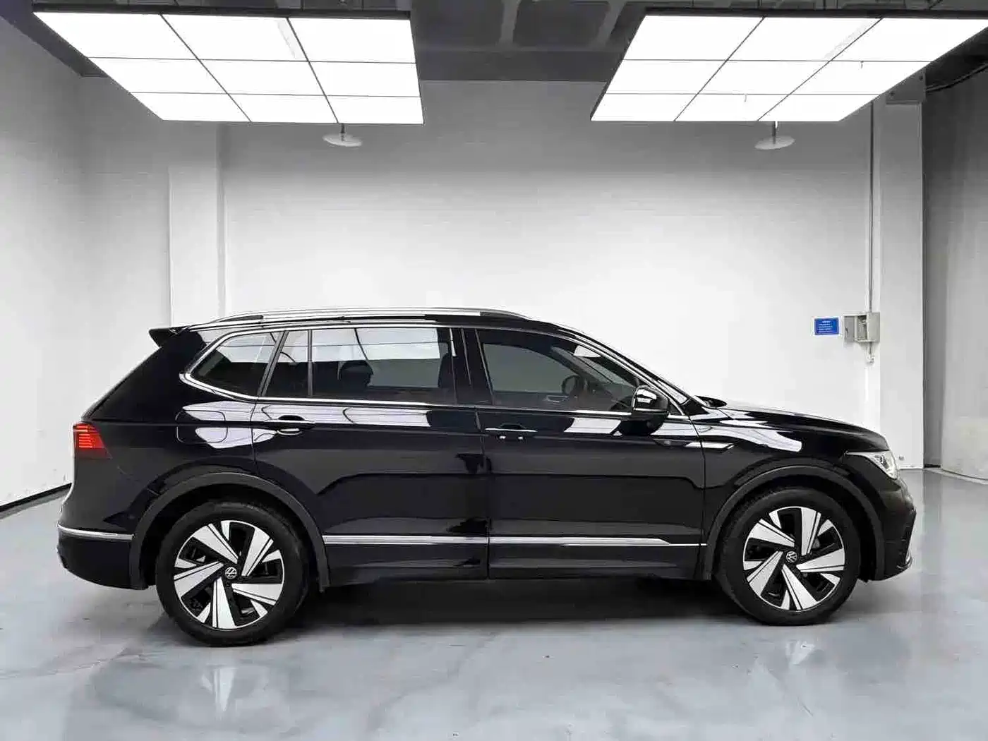 Volkswagen Tiguan L 2023 330TSI Auto 2WD R-Line Premium Edition фото 3