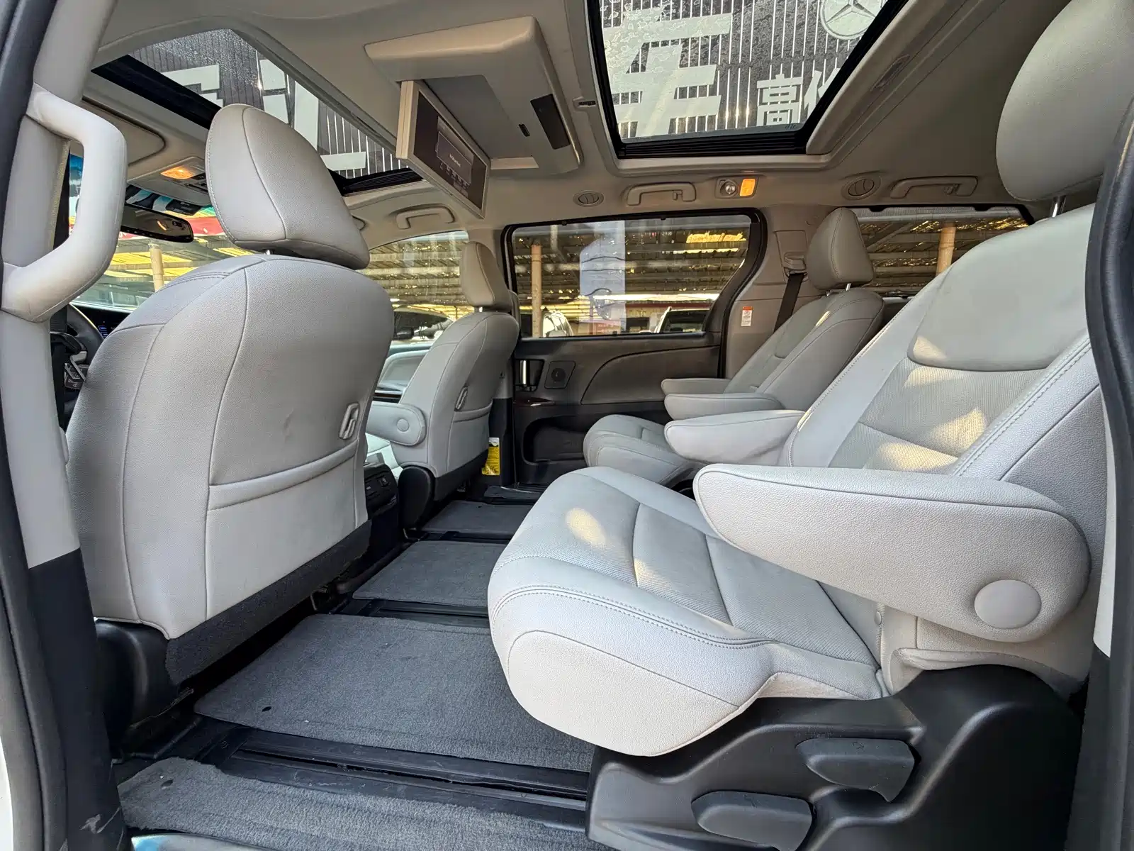 Photo 13 - Toyota Sienna
