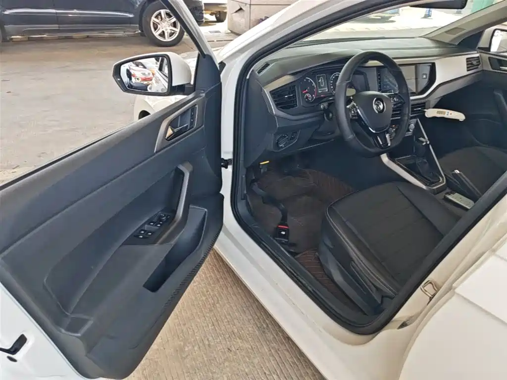 Volkswagen Polo 2019 Plus 1.5L Automatic Panorama Enjoyment Edition фото 16