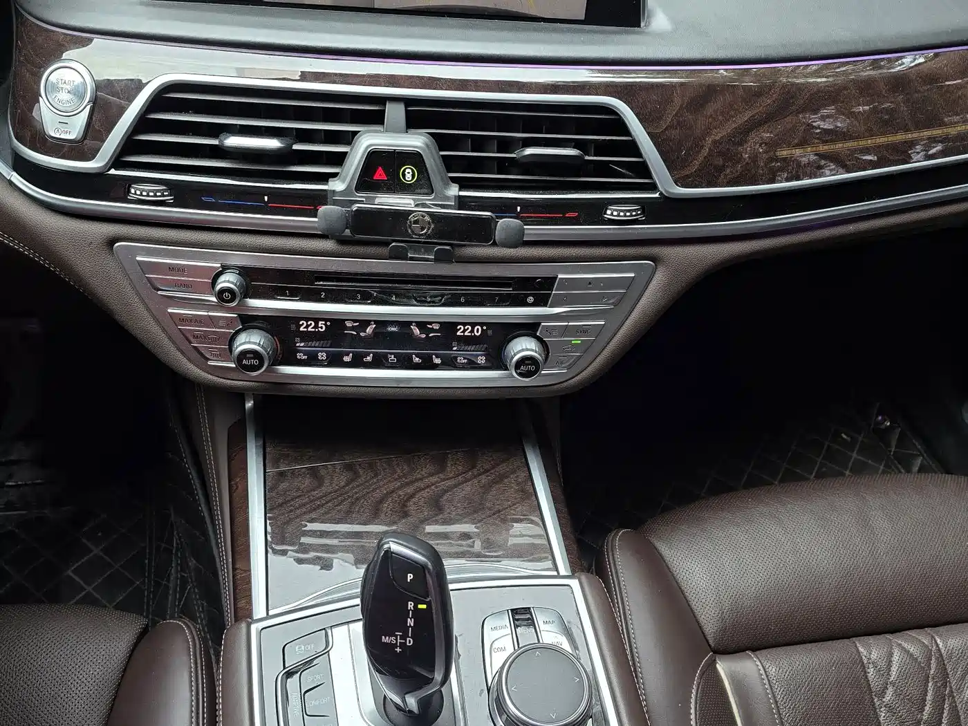 BMW 7 Series 2017 740Li xDrive Luxury Edition фото 10
