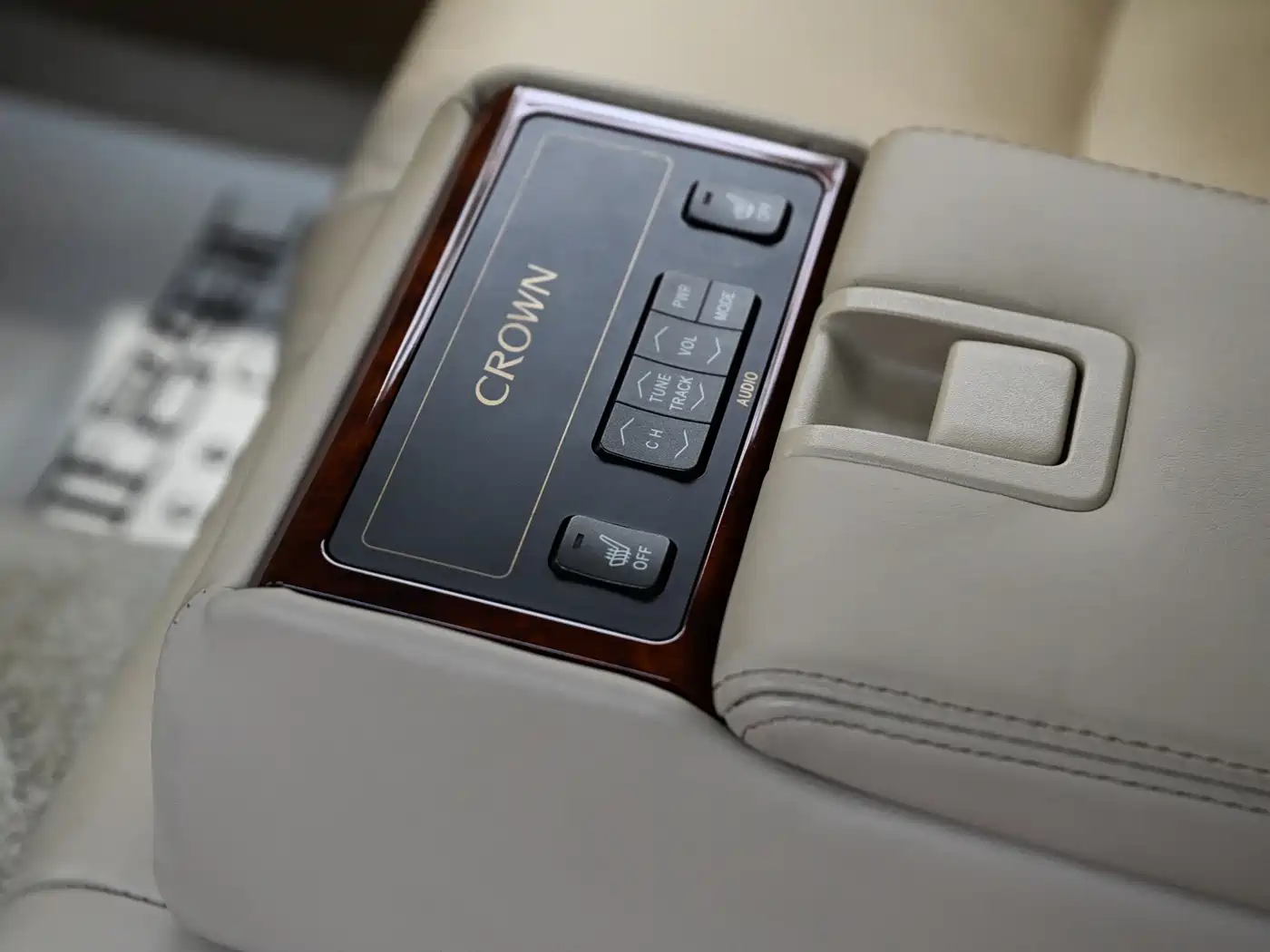 Toyota Crown 2012 2.5L Royal Leather Edition фото 11