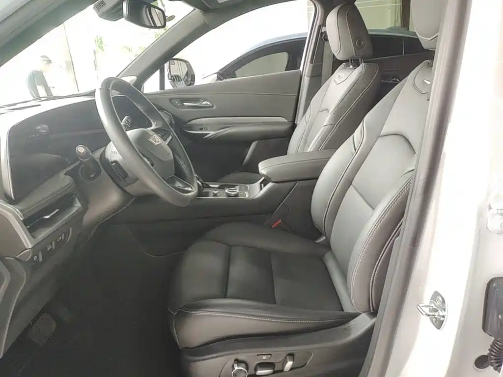 Photo 15 - Cadillac XT4