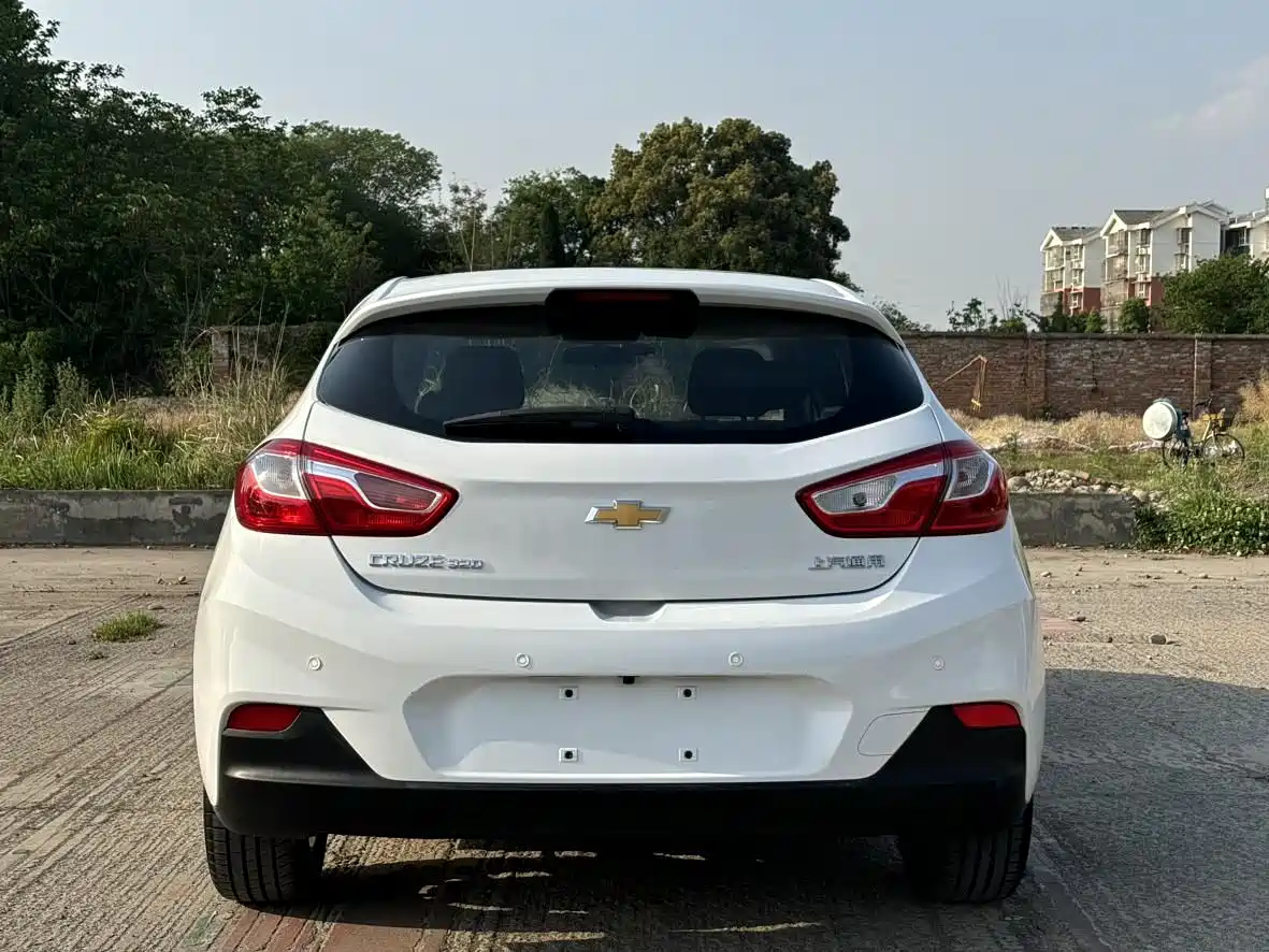 Chevrolet Cruze 2018 Hatchback 320 Automatic Pioneer Sunroof Edition фото 13
