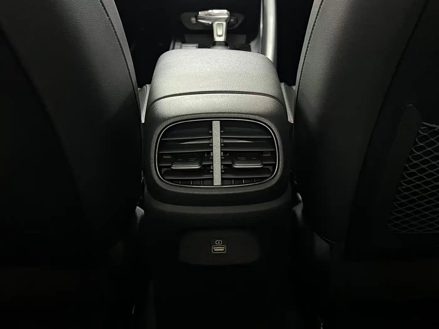Hyundai Elantra 2022 1.5L CVT LUX Premium Edition фото 8