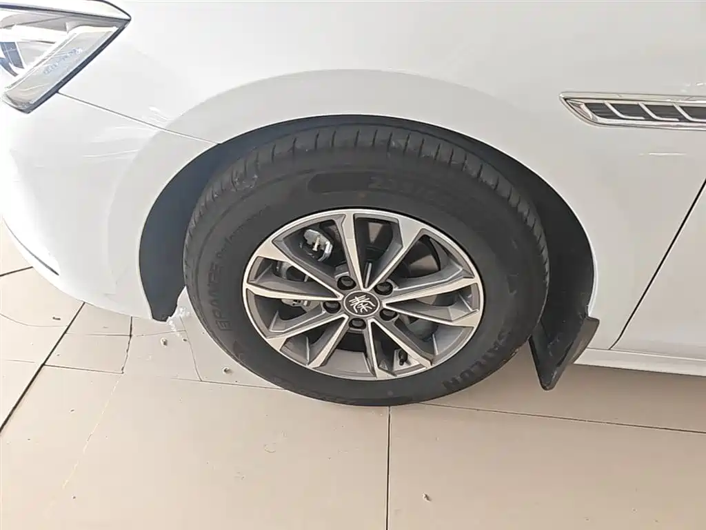 BYD Qin PLUS 2024 Glory Edition DM-i 55KM Leading фото 23