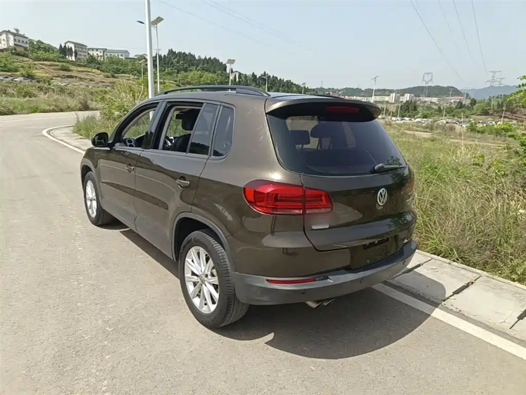 VOLKSWAGEN TIGUAN