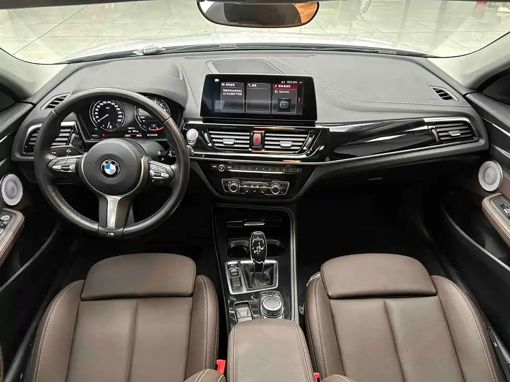 BMW 1 Series 2023 120i M Sport Shadow Edition фото 2