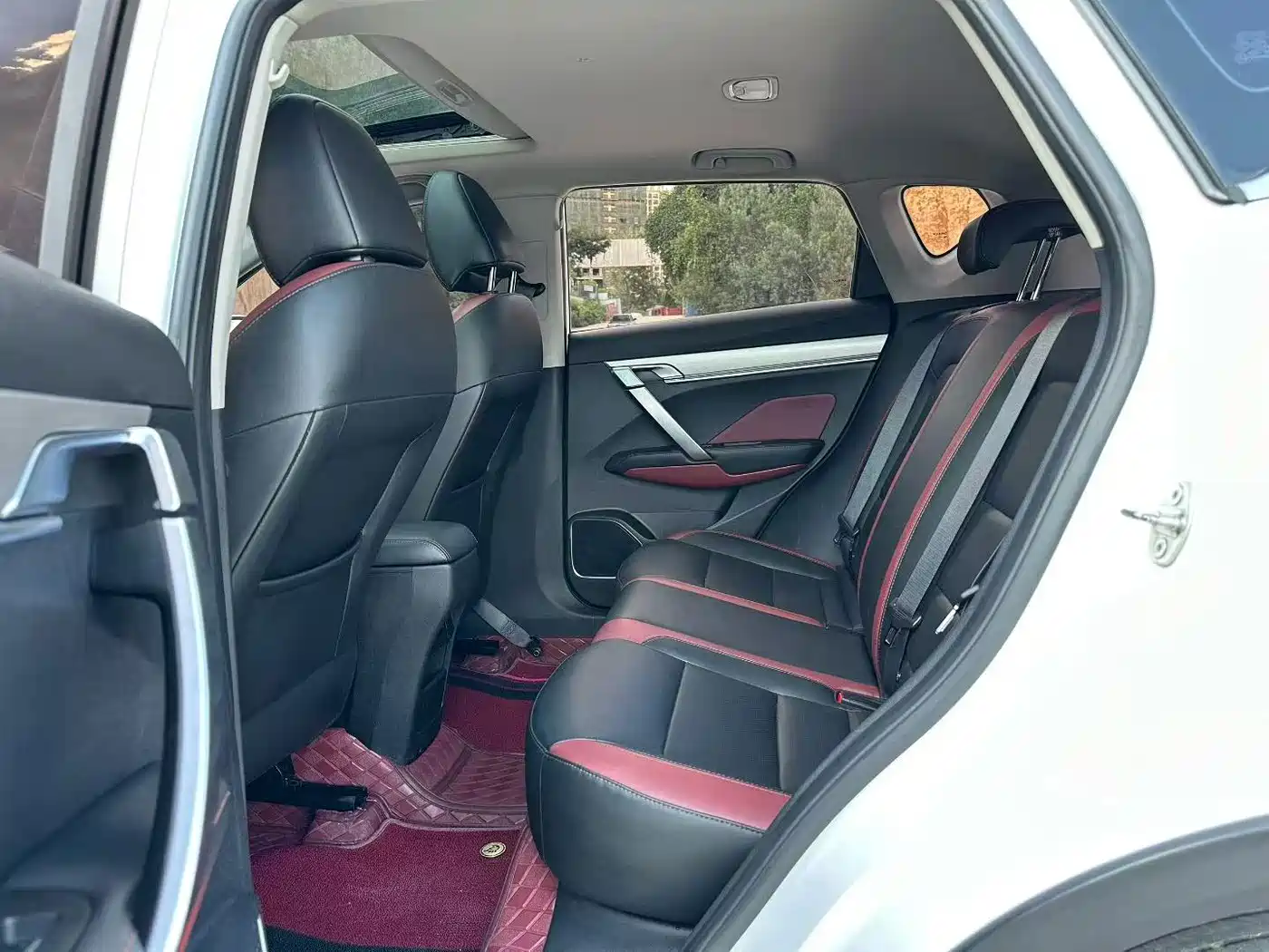 Фото 9 - Geely Binyue