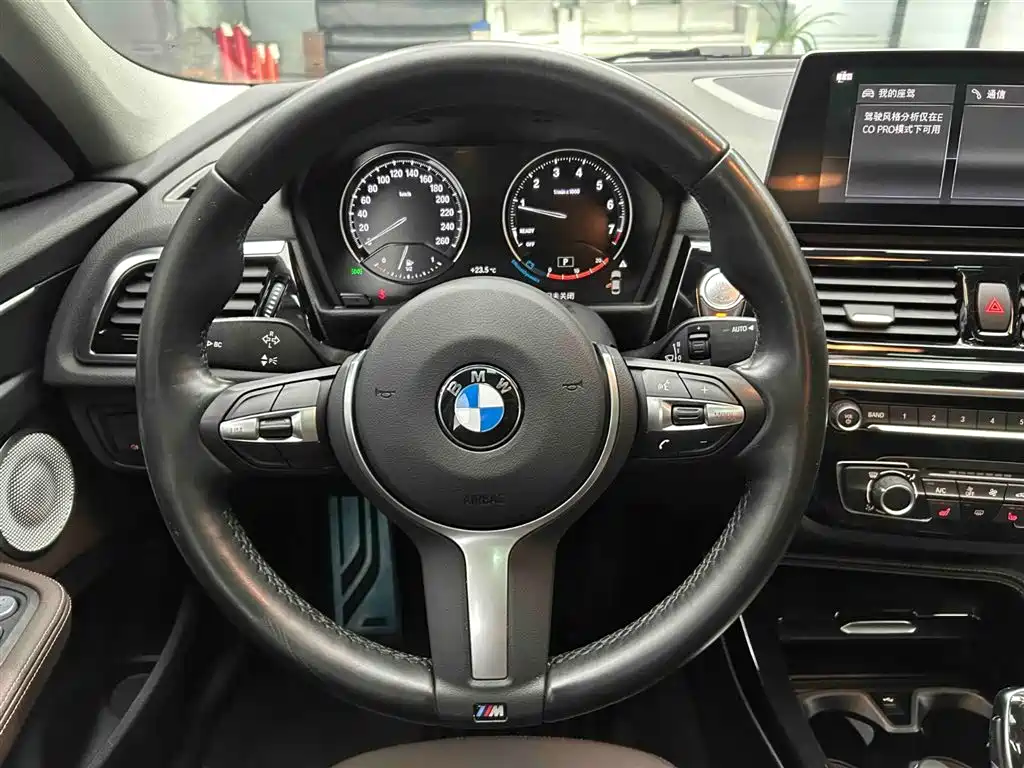 BMW 1 Series 2023 120i M Sport Shadow Edition фото 3