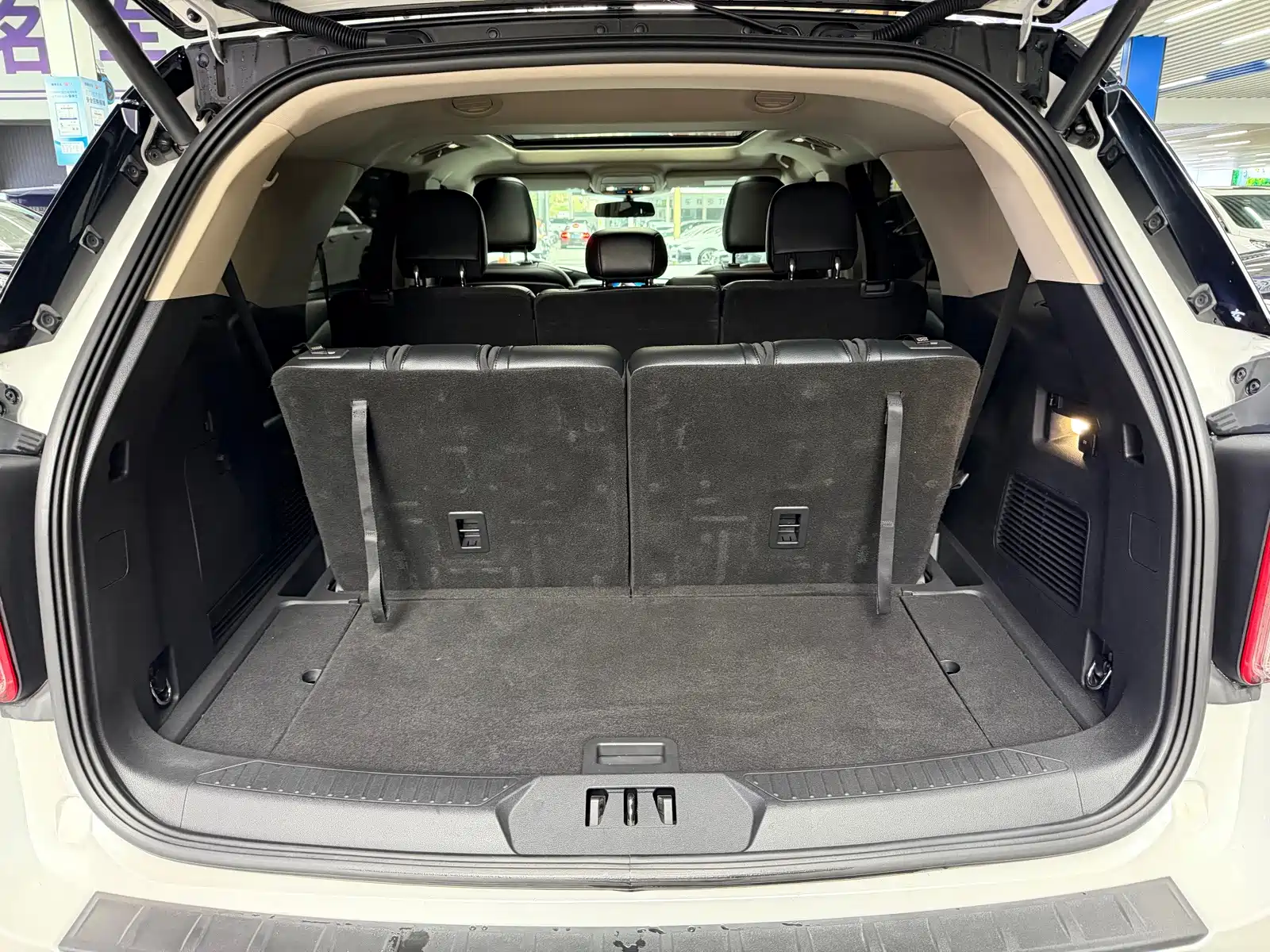 Photo 19 - Ford Explorer