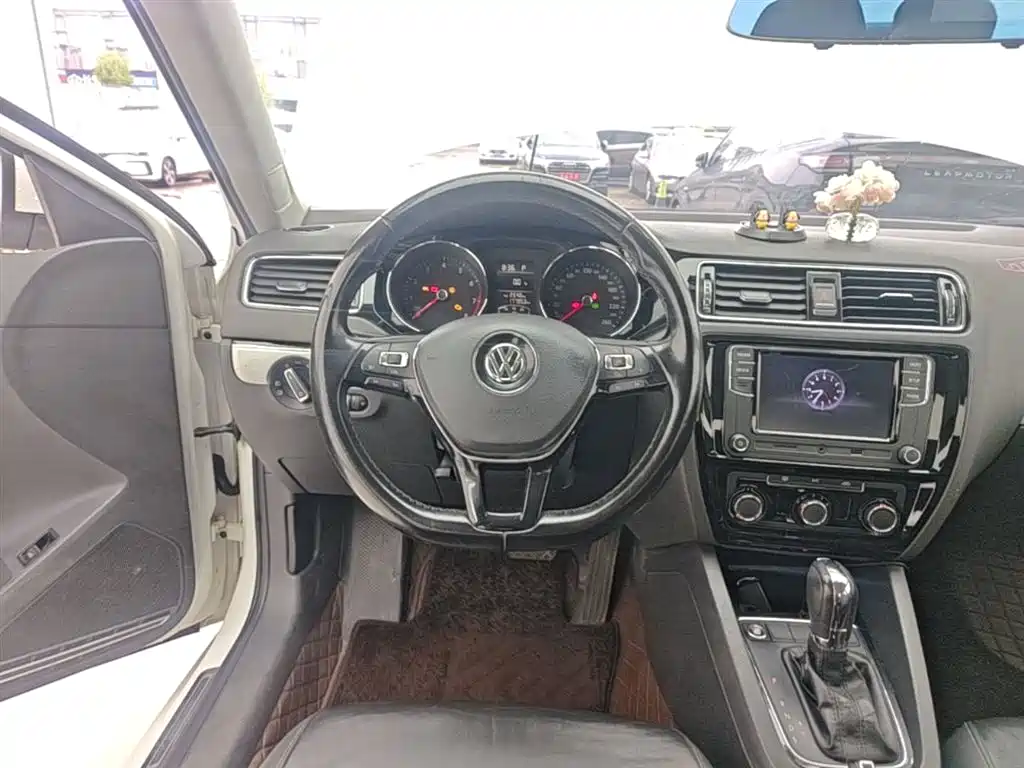 Volkswagen Sagitar 2017 1.6L Automatic Comfort фото 11
