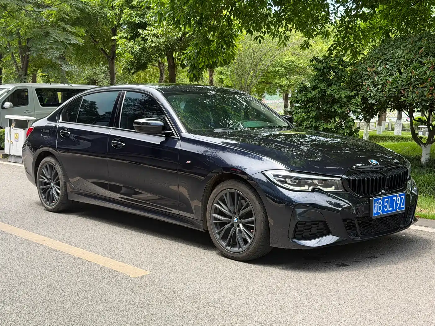 BMW 3 Series 2022 325Li M Sport Shadow Edition фото 3