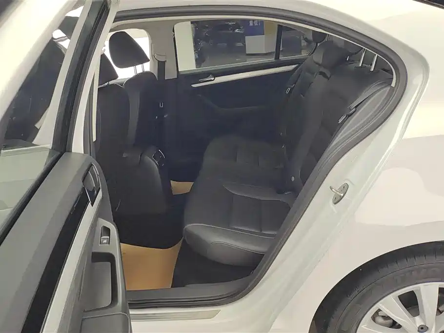 Volkswagen Sagitar 2015 1.6L Automatic Comfort фото 11