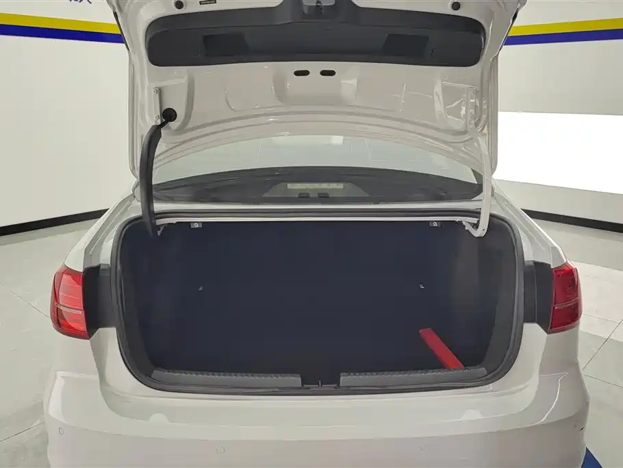 Volkswagen Sagitar 2015 1.6L Automatic Comfort фото 4