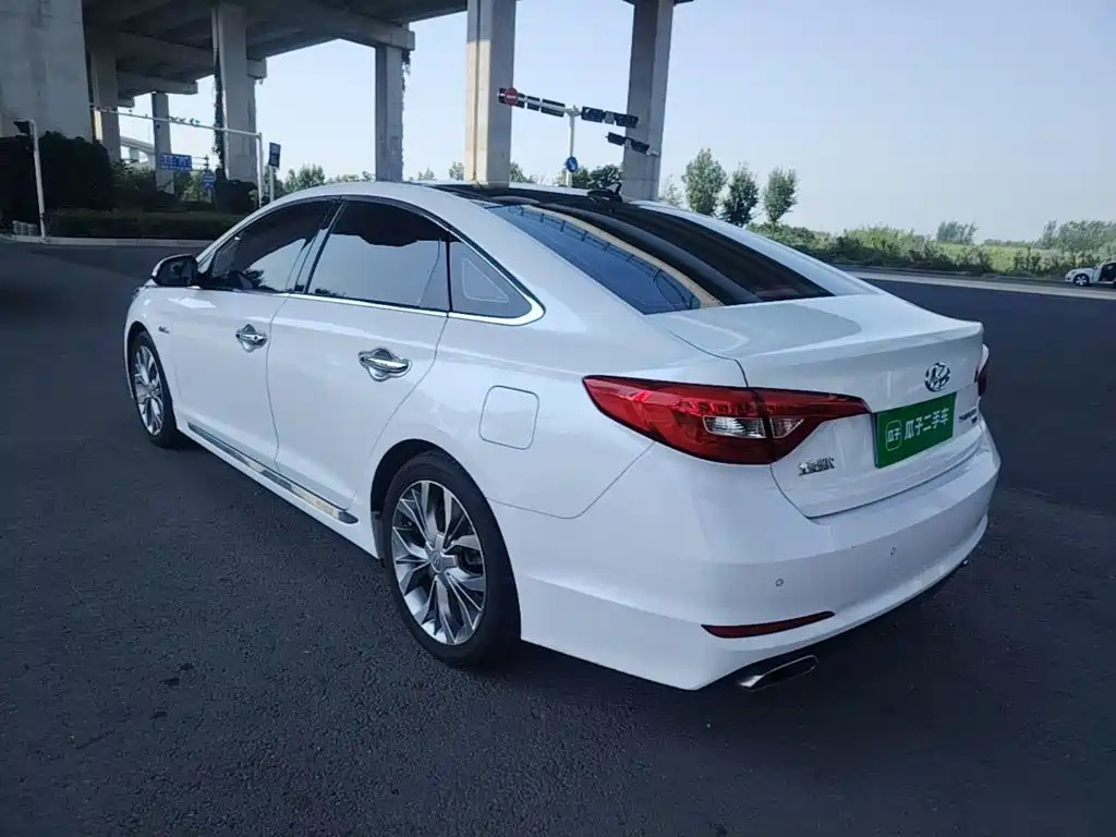 Photo 5 - Hyundai Sonata