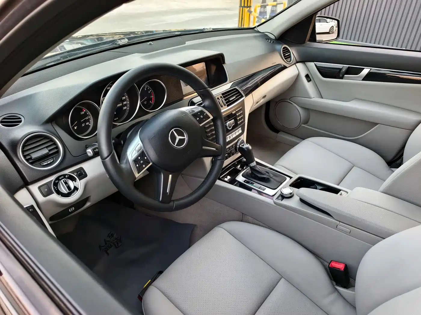 Mercedes-Benz C-Class 2013 Model C 180 CGI Classic фото 7