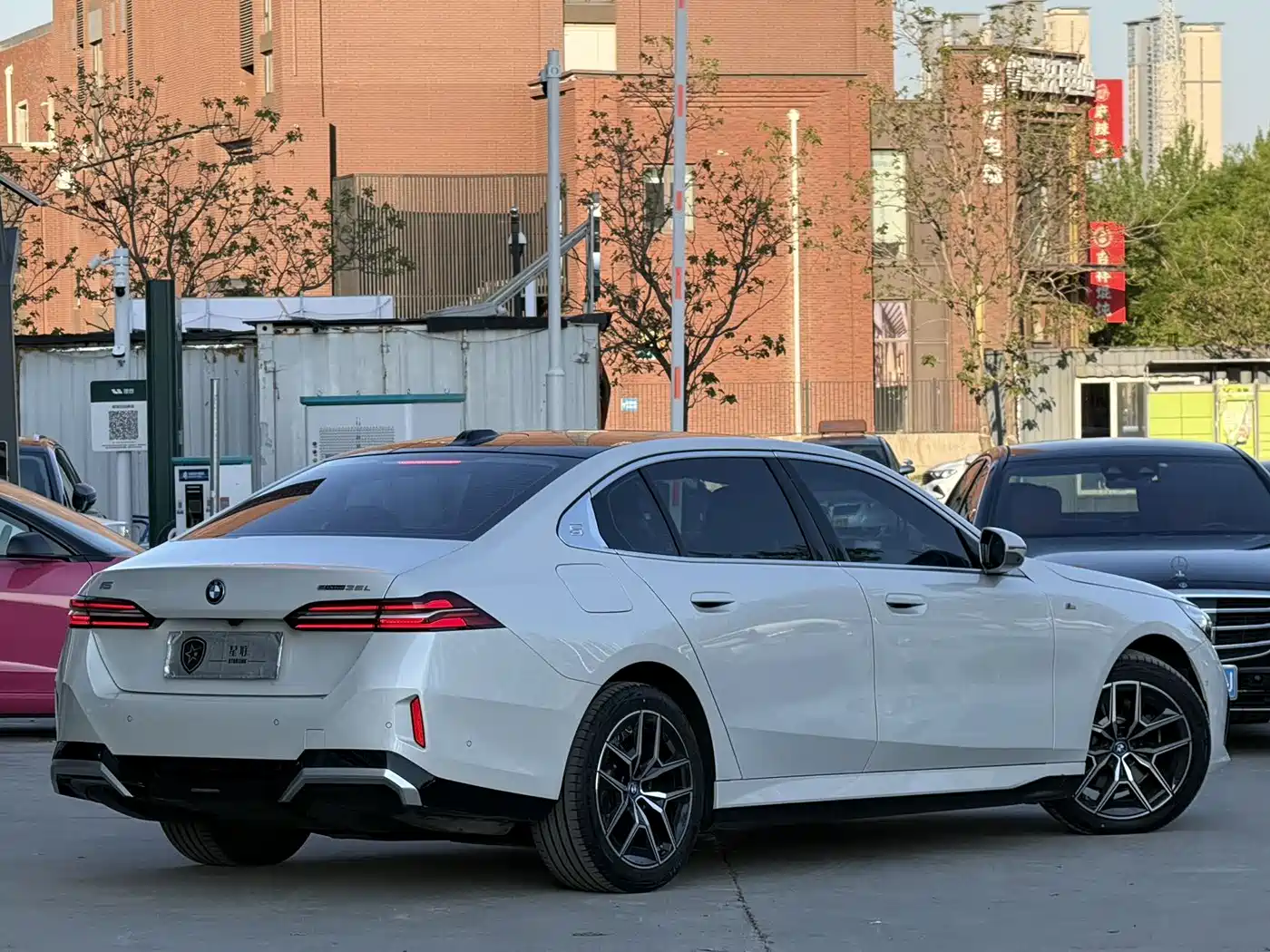 BMW i5 2024 eDrive 35L Premium Model M Sport Package фото 7