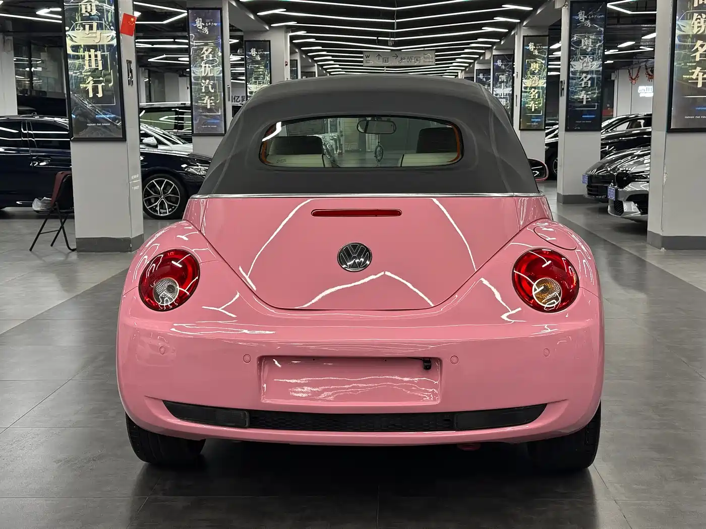 Volkswagen Beetle 2010 Model 2.0 BlackOrange Convertible Luxury Edition фото 5