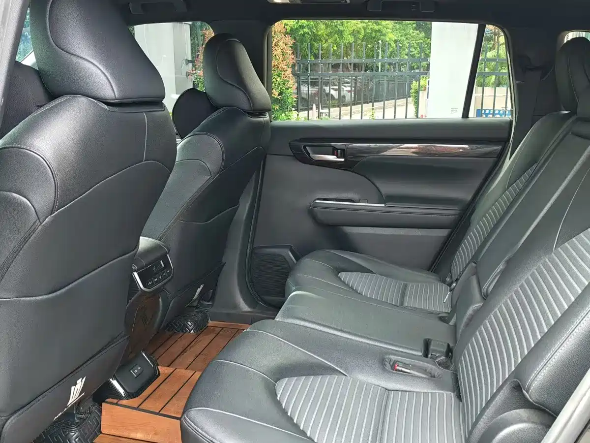 Фото 7 - Toyota Crown Kluger