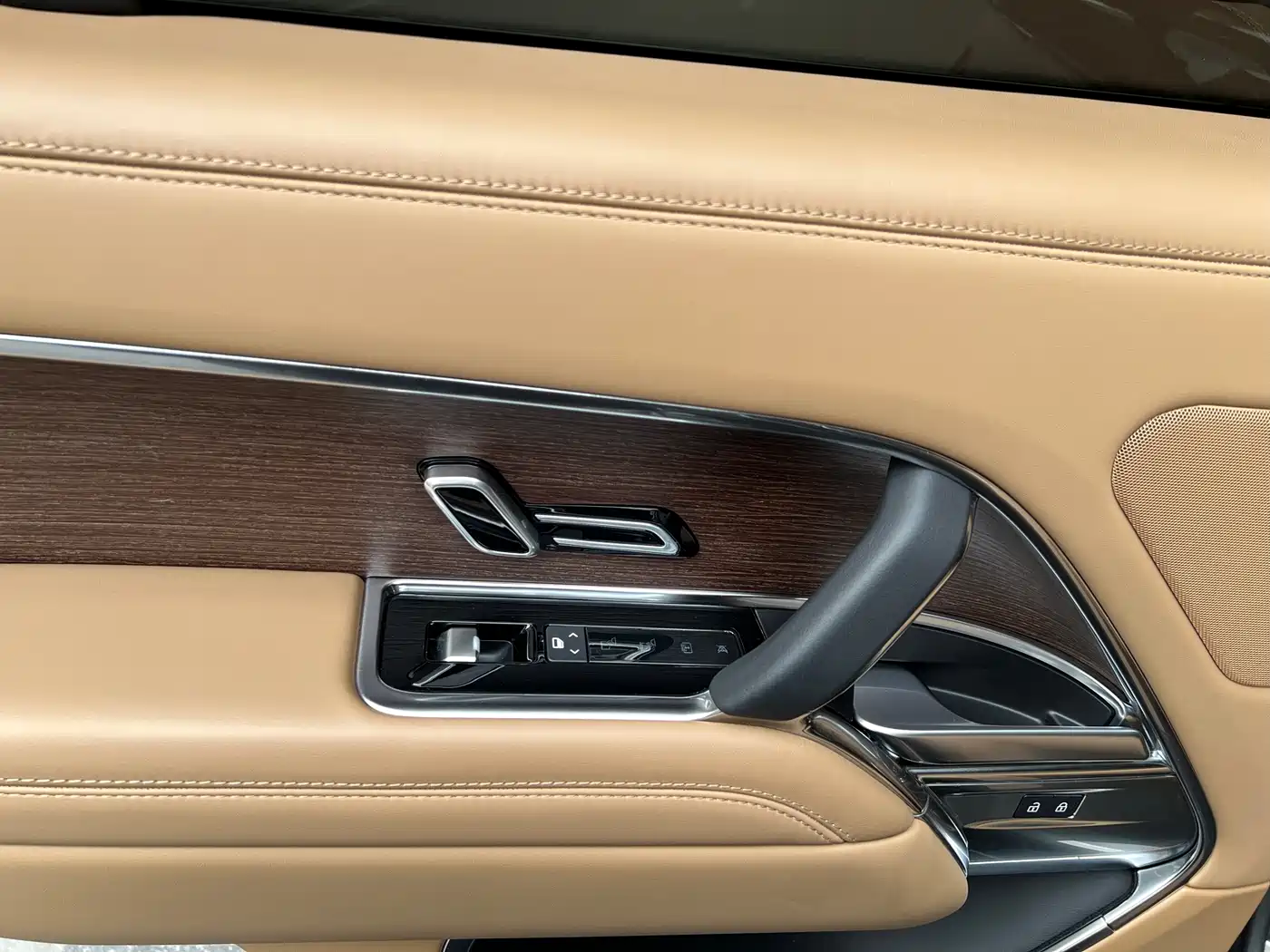 Land Rover Range Rover 2023 3.0 L6 360PS Golden Age Edition фото 24