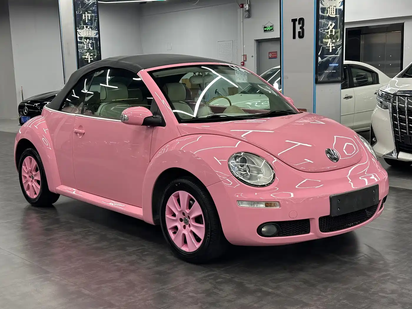 Volkswagen Beetle 2010 Model 2.0 BlackOrange Convertible Luxury Edition фото 4