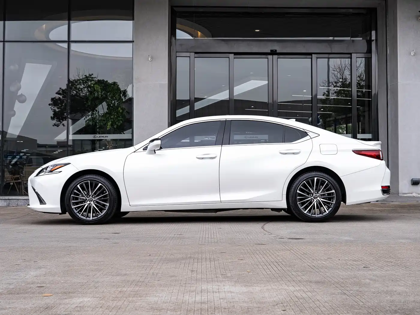 Lexus ES 2022 300h Ultimate Edition фото 4