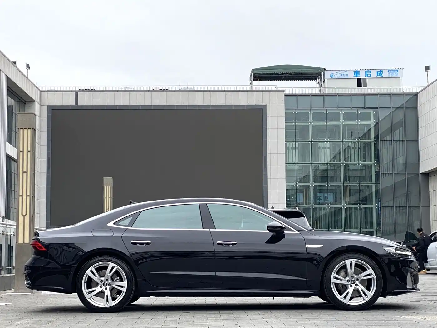 Audi A7L 2024 45TFSI quattro S-line Vision Edition Crystal Package фото 8